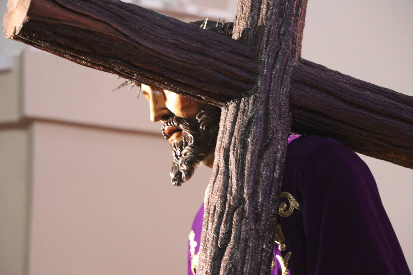 Acto de besapié a la figura de Nuestro Padre Jesús Nazareno en la capilla de Santa Nonia de León.