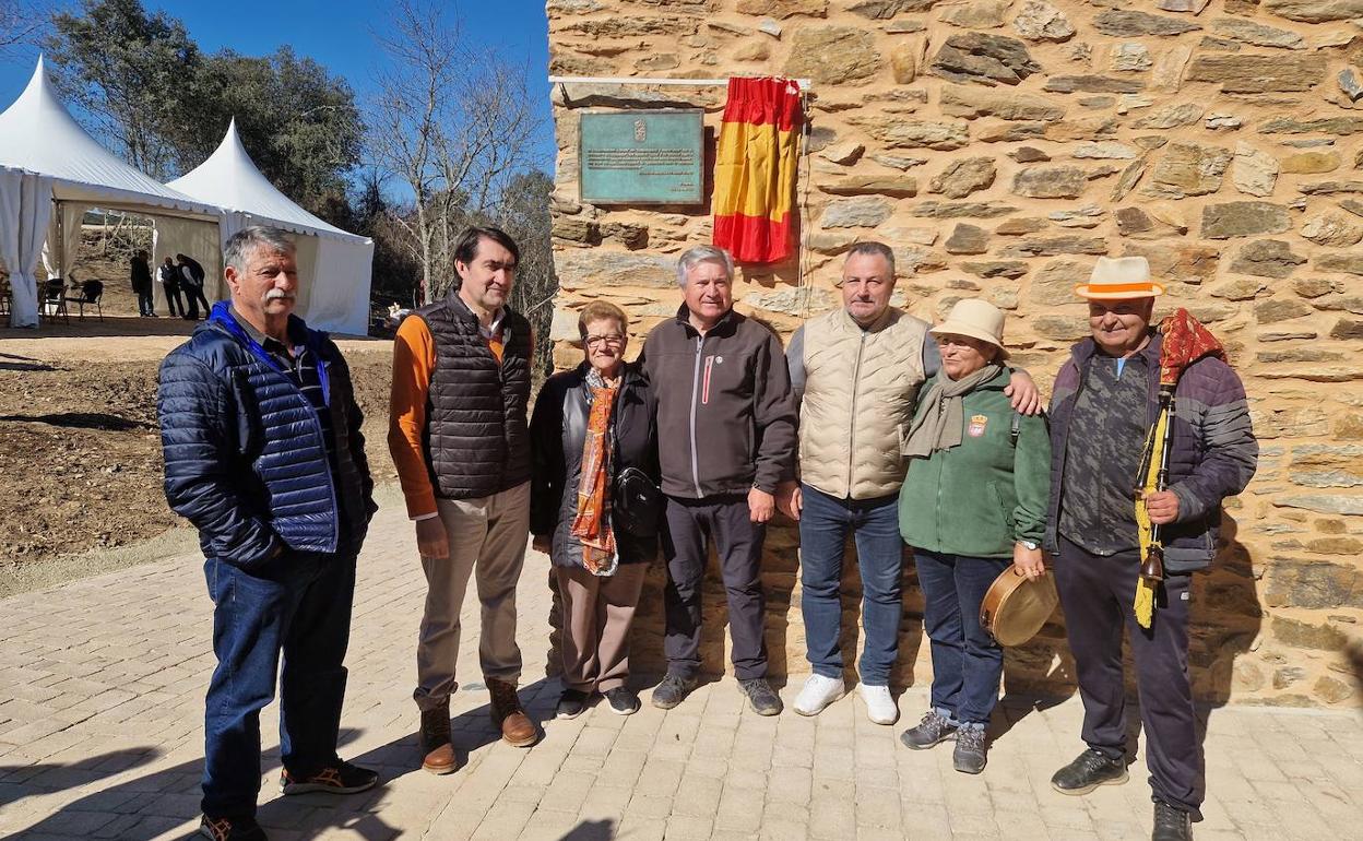 Autoridades y vecinos de la ecoaldea presentan los avances en la zona de la mano de este proyecto.