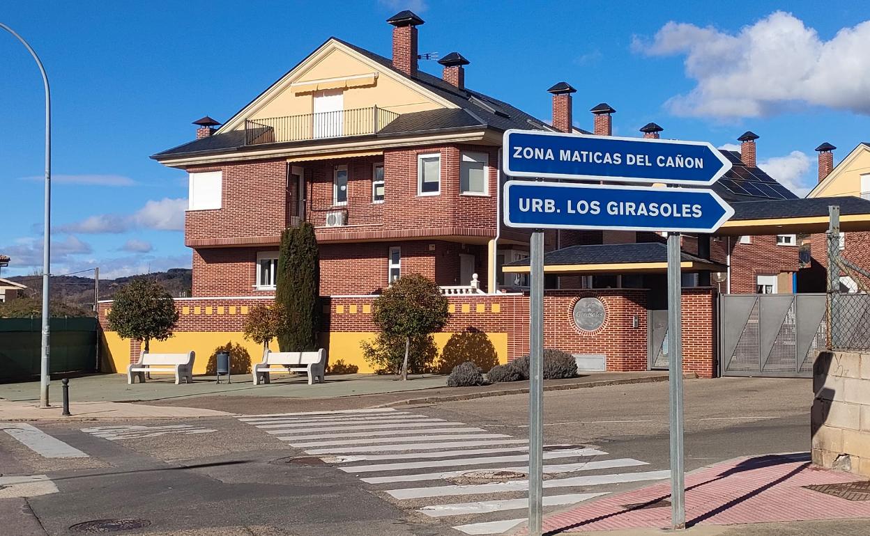 Después de las obras urgentes que se acometieron en las urbanizaciones Sol Poniente, la Peralina, los Girasoles y los Llatales, en 2023 el tramo sobre el que se actuará será en la Avenida de León.