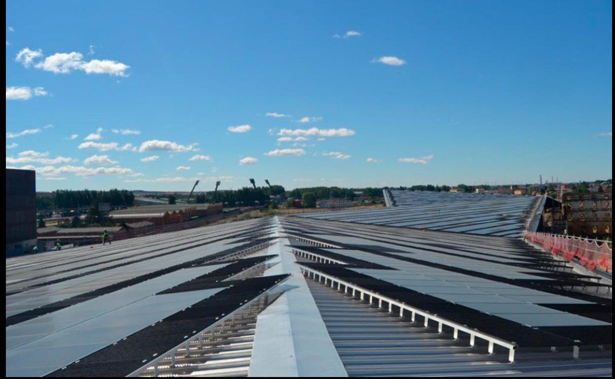 La cubierta del Palacio de Exposiciones de León cuenta con diferentes placas que reciben energía fotovoltaica.