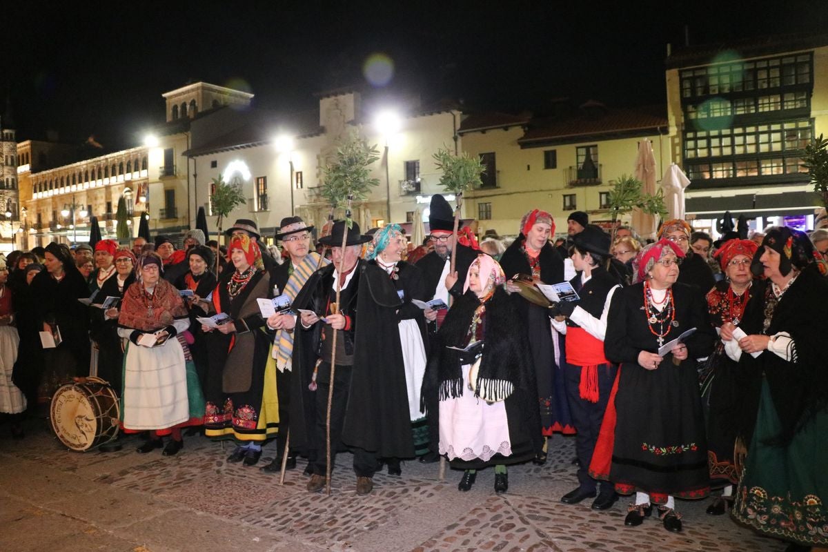 La Asociación Cultural Aguzo ha vuelto un año más a celebrar su tradicional 'ronda leonesa' en la que, en forma de canción, llaman a la primavera.