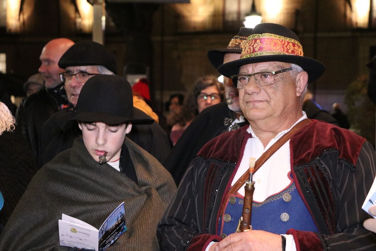 La Asociación Cultural Aguzo ha vuelto un año más a celebrar su tradicional 'ronda leonesa' en la que, en forma de canción, llaman a la primavera.