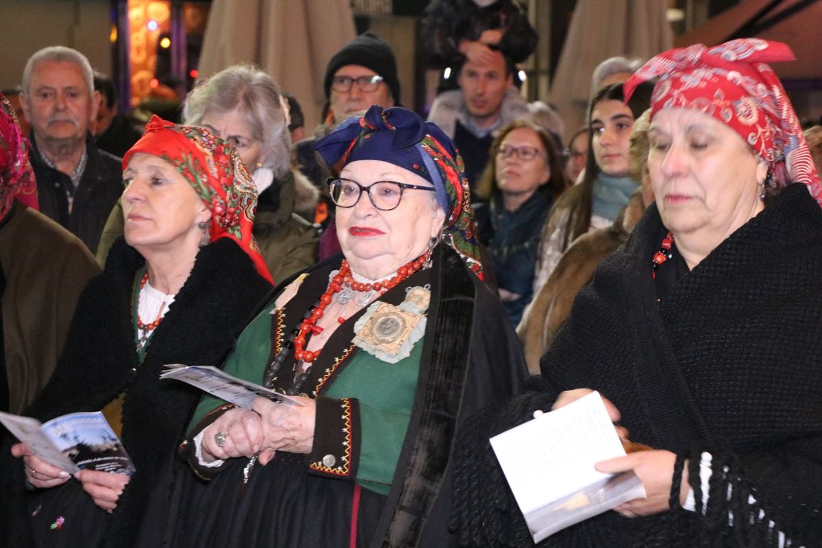 La Asociación Cultural Aguzo ha vuelto un año más a celebrar su tradicional 'ronda leonesa' en la que, en forma de canción, llaman a la primavera.