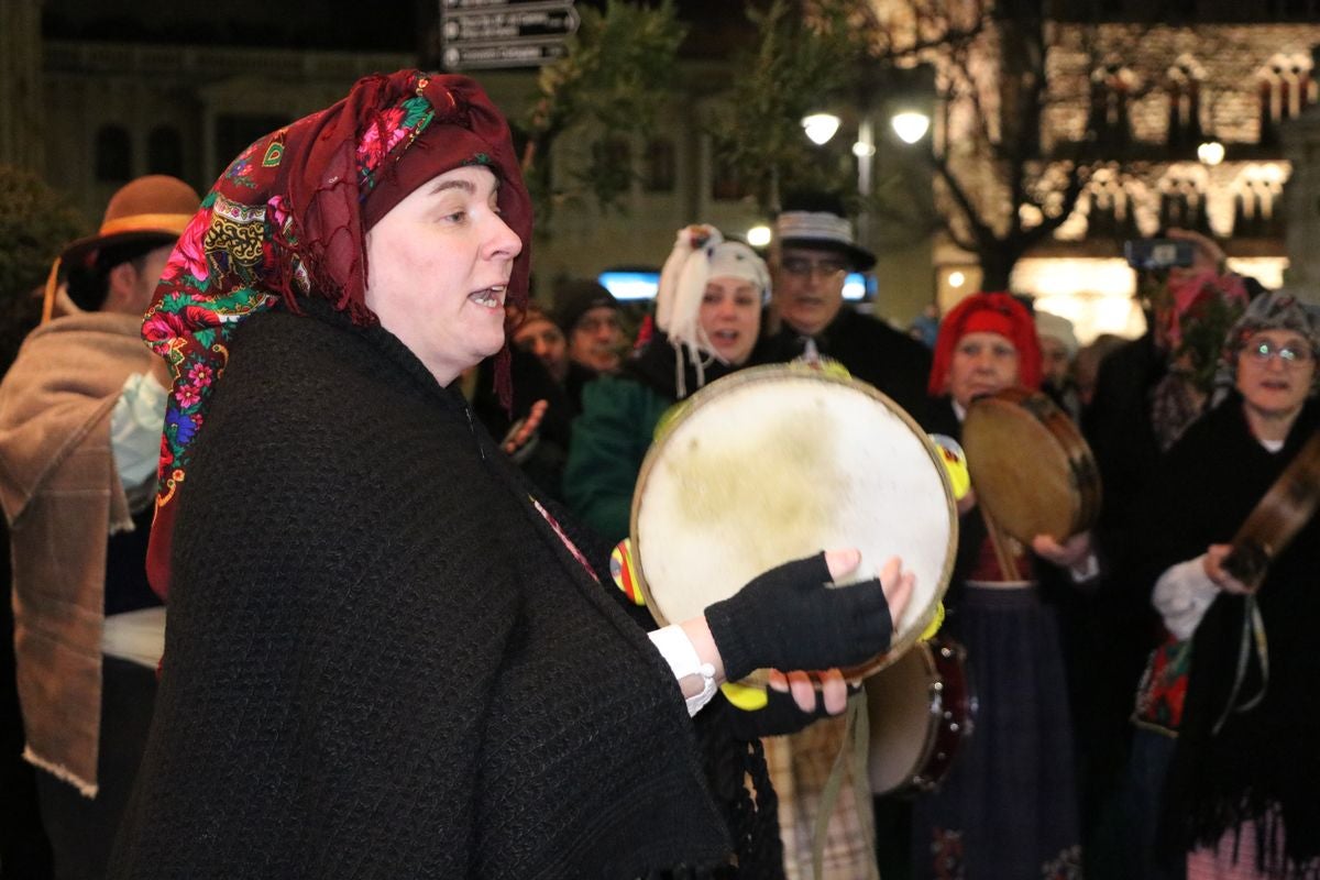 La Asociación Cultural Aguzo ha vuelto un año más a celebrar su tradicional 'ronda leonesa' en la que, en forma de canción, llaman a la primavera.