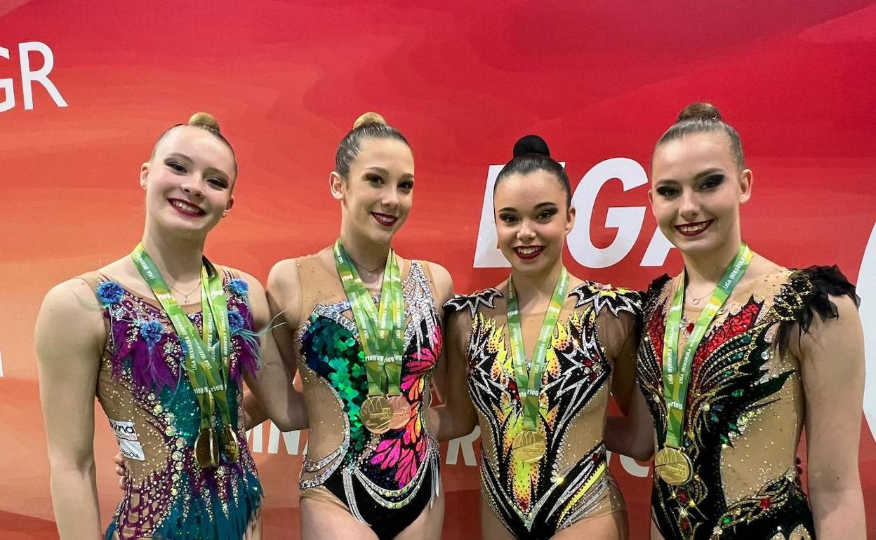 Las gimnastas leonesas recibieron sus medallas en la primera fase de la Liga Iberdrola.