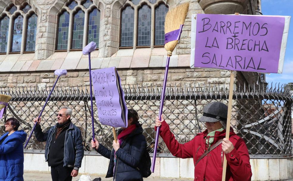 El grupo de personas asistentes han participado de esta actividad con consignas y escoba en mano.