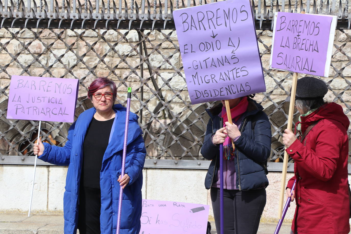 Un grupo de personas se citan en Botines con escobas y pancartas..