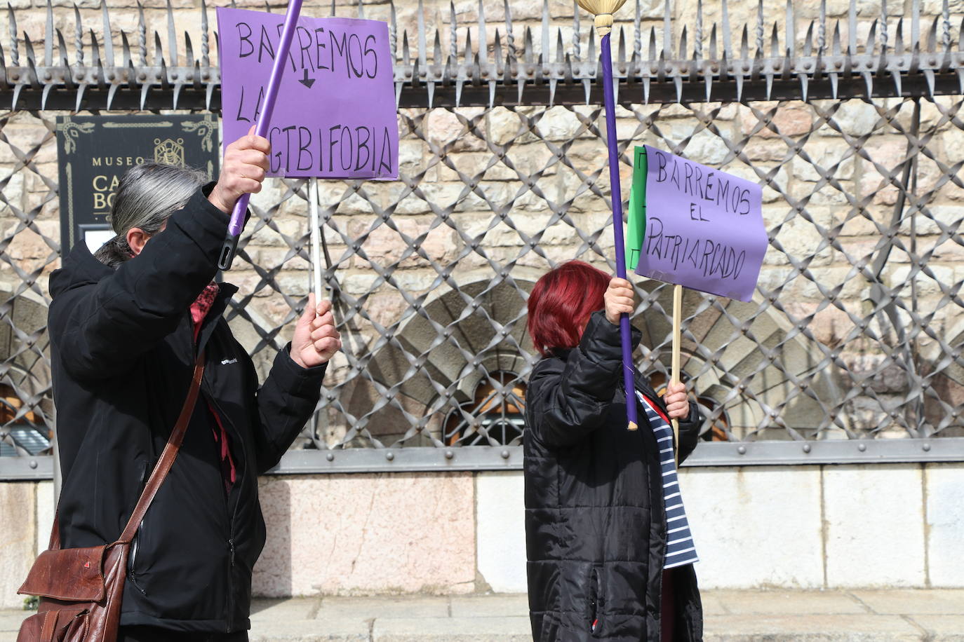 Un grupo de personas se citan en Botines con escobas y pancartas..