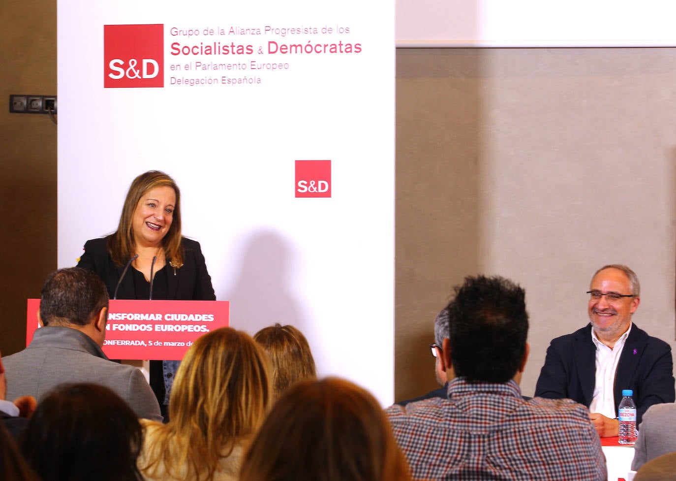 El secretario general del PSOECyL, Luis Tudanca (D) junto a la presidenta de los Socialdemócratas Europeos, Iratxe García, y alcalde de Ponferrada, Olegario Ramón (C), durante la jornada 'Transformar ciudades con fondos europeos'', que se celebra en Ponferrada.