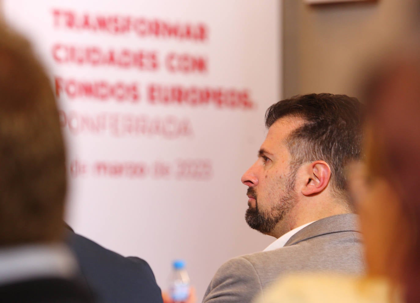 El secretario general del PSOECyL, Luis Tudanca (D) junto a la presidenta de los Socialdemócratas Europeos, Iratxe García, y alcalde de Ponferrada, Olegario Ramón (C), durante la jornada 'Transformar ciudades con fondos europeos'', que se celebra en Ponferrada.