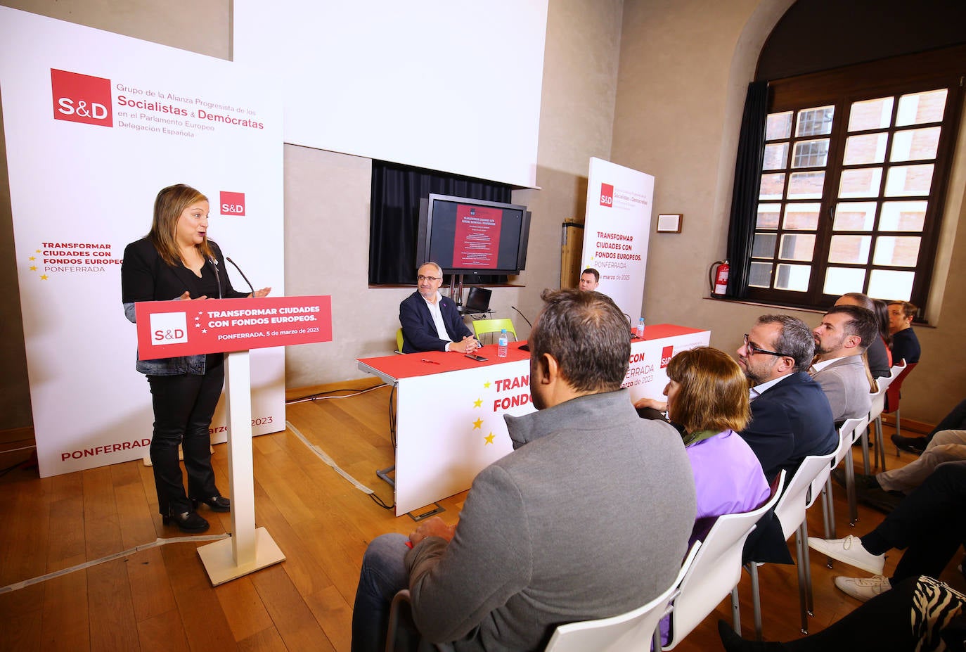 El secretario general del PSOECyL, Luis Tudanca (D) junto a la presidenta de los Socialdemócratas Europeos, Iratxe García, y alcalde de Ponferrada, Olegario Ramón (C), durante la jornada 'Transformar ciudades con fondos europeos'', que se celebra en Ponferrada.