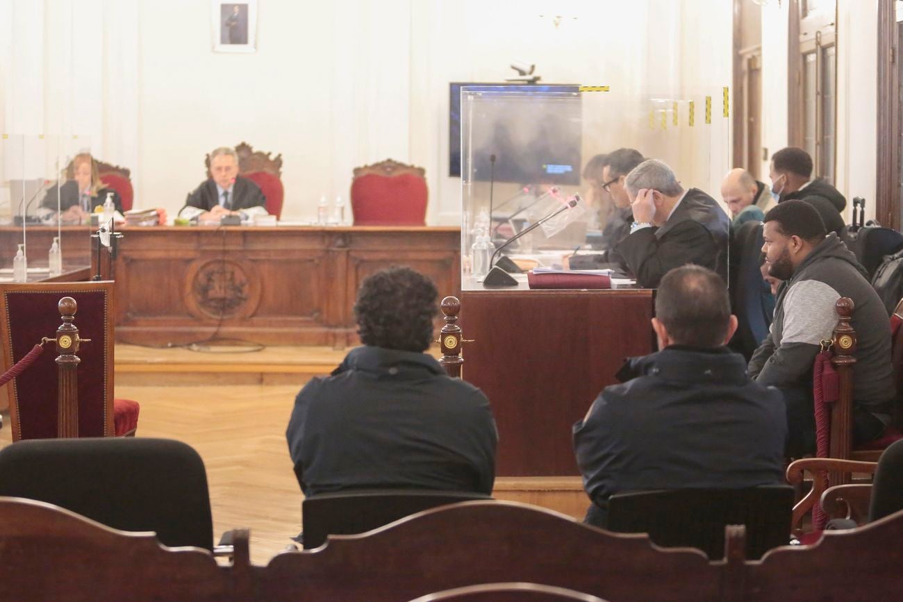 La muerte de Dawry contó con «un plan para matar» y un único disparo acabó con la vida del joven en León. La fiscalía solicita 14 años de prisión por homicidio para los cuatro acusados, pena que la acusación particular eleva a 15 años, además de 18 meses para el presunto autor material del crimen por tenencia ilícita de armas. Las defensas exigen la libre absolución de sus clientes.