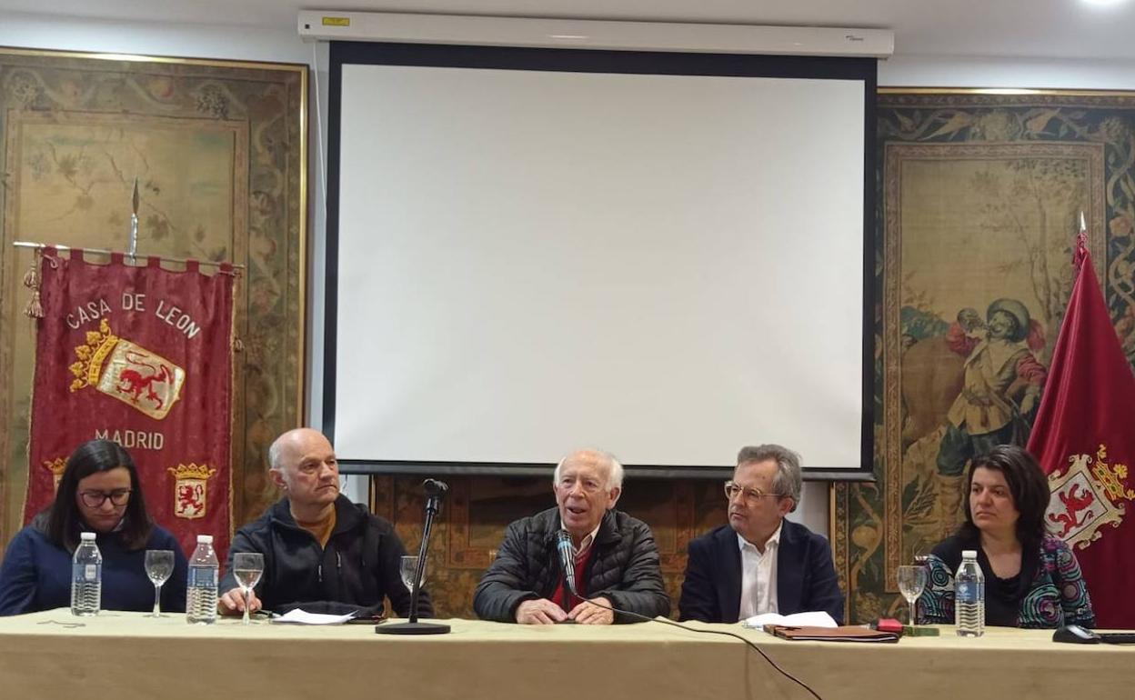 La Casa de León en Madrid presenta la exposición de fotografía Ruta de los Monasterios.