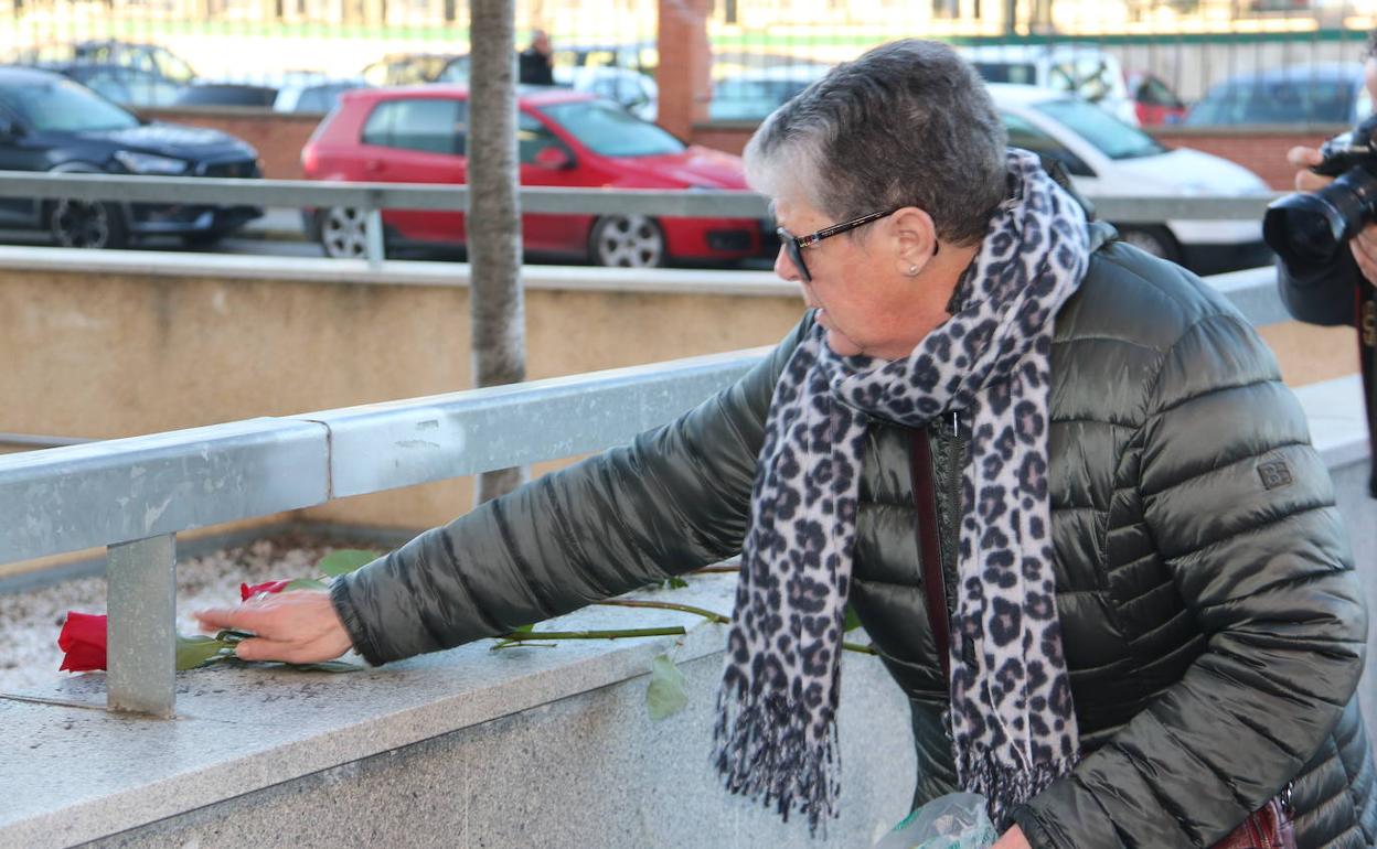 La madre de uno de los fallecidos coloca seis rosas rojas a las puertas de los Juzgados