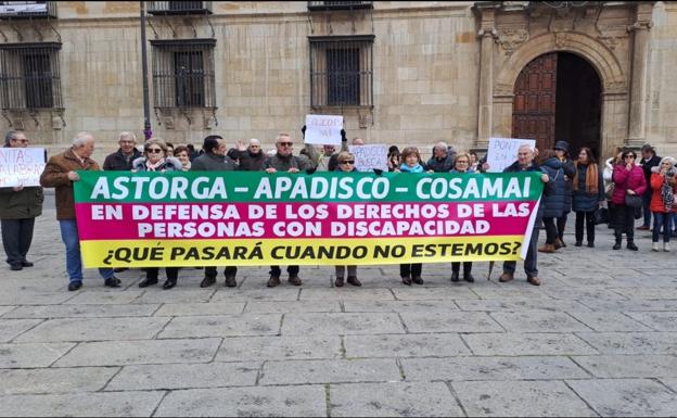 Familiares de Cosamai frente a la Diputación.