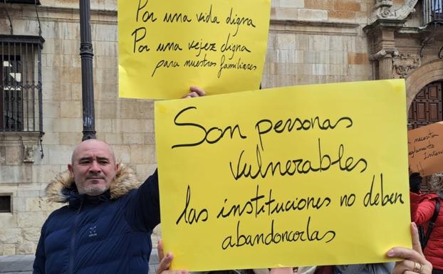 Los familiares de Cosamai frente a la Diputación de León.