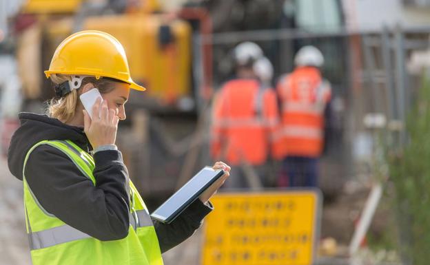 La ausencia de mujeres en el sector de la construcción sigue siendo notable en León. 