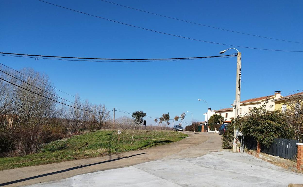 A instancias de los vecinos se han colocado bancos, se ha pavimentado una parcela municipal que dividía en dos la zona 