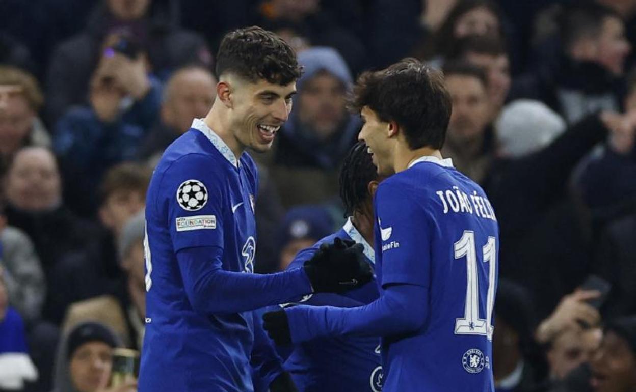 Kai Havertz (i) celebra con Joao Félix su gol al Dortmund.