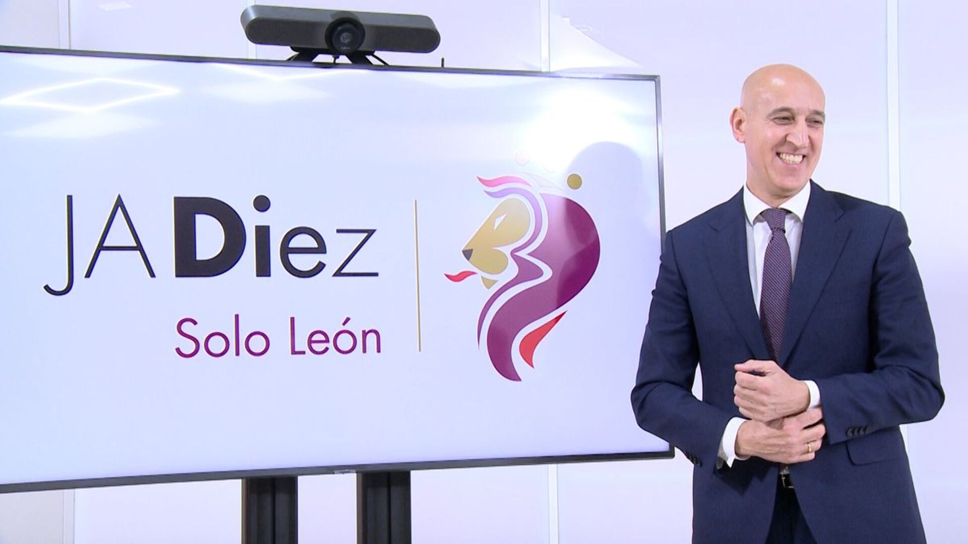 Diez 'personaliza' la campaña, se aleja del rojo y las siglas del PSOE, y tira de León para el 28M