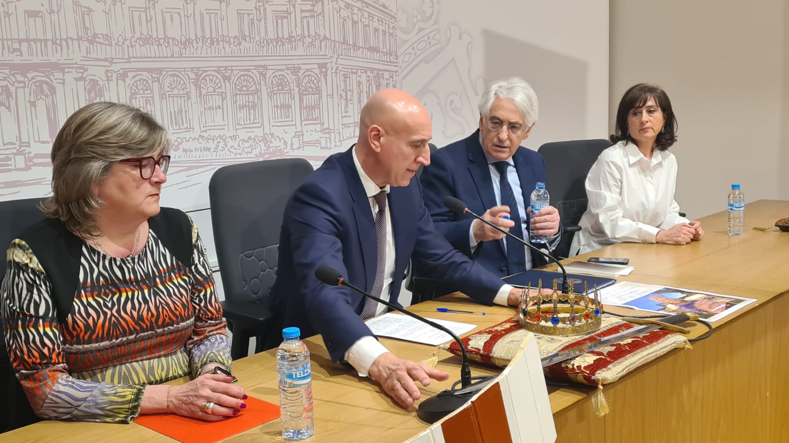 La cita ha congregado numeroso público en el salón de los reyes del Ayuntamiento de León, en San Marcelo.