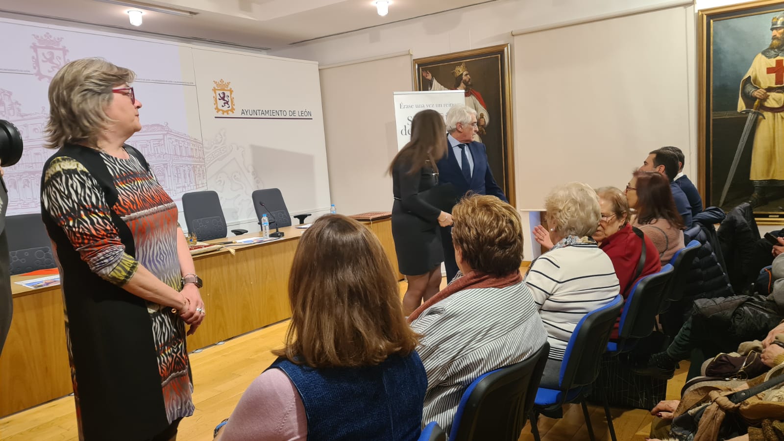 La cita ha congregado numeroso público en el salón de los reyes del Ayuntamiento de León, en San Marcelo.