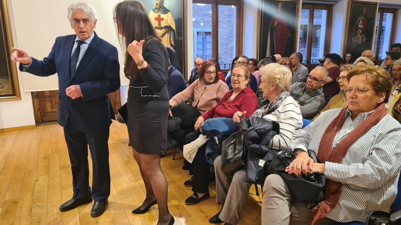 La cita ha congregado numeroso público en el salón de los reyes del Ayuntamiento de León, en San Marcelo.