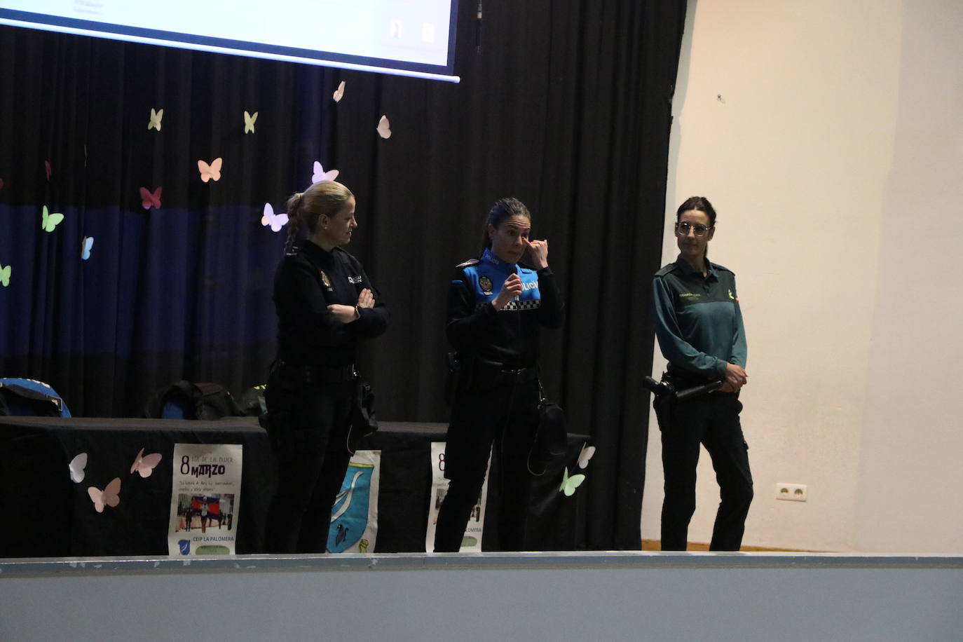 Una policía local, una guardia civil y una policía nacional se citan en el Colegio La Palomera este 8 de marzo para compartir con los más pequeños de León que las mujeres «lo podemos hacer todo».