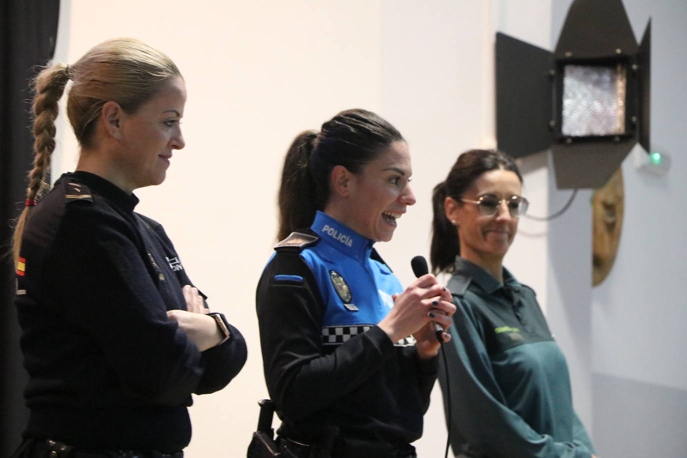 Una policía local, una guardia civil y una policía nacional se citan en el Colegio La Palomera este 8 de marzo para compartir con los más pequeños de León que las mujeres «lo podemos hacer todo».