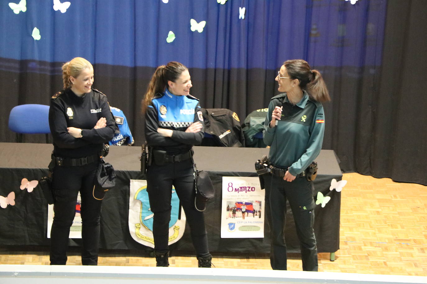 Una policía local, una guardia civil y una policía nacional se citan en el Colegio La Palomera este 8 de marzo para compartir con los más pequeños de León que las mujeres «lo podemos hacer todo».