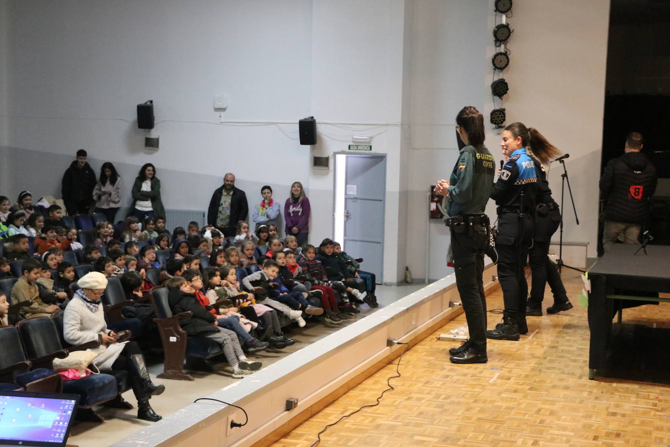 Una policía local, una guardia civil y una policía nacional se citan en el Colegio La Palomera este 8 de marzo para compartir con los más pequeños de León que las mujeres «lo podemos hacer todo».