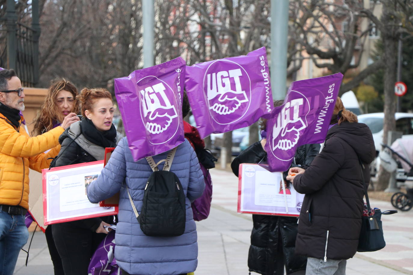 Una nutrida manifestación recorre las calles de León con diferentes plataformas, partidos políticos y sindicatos..