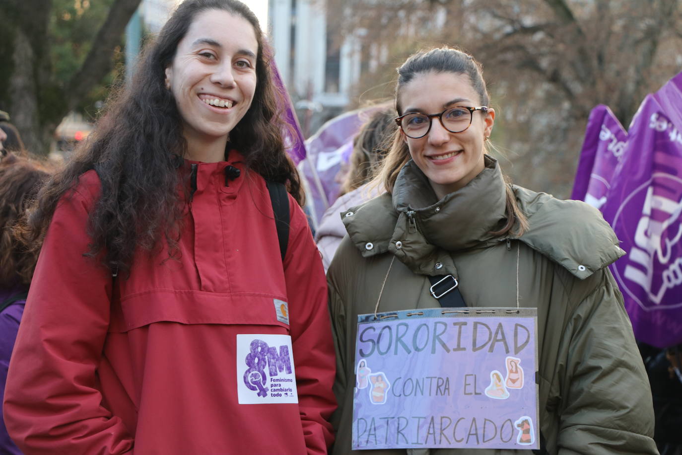 Una nutrida manifestación recorre las calles de León con diferentes plataformas, partidos políticos y sindicatos..