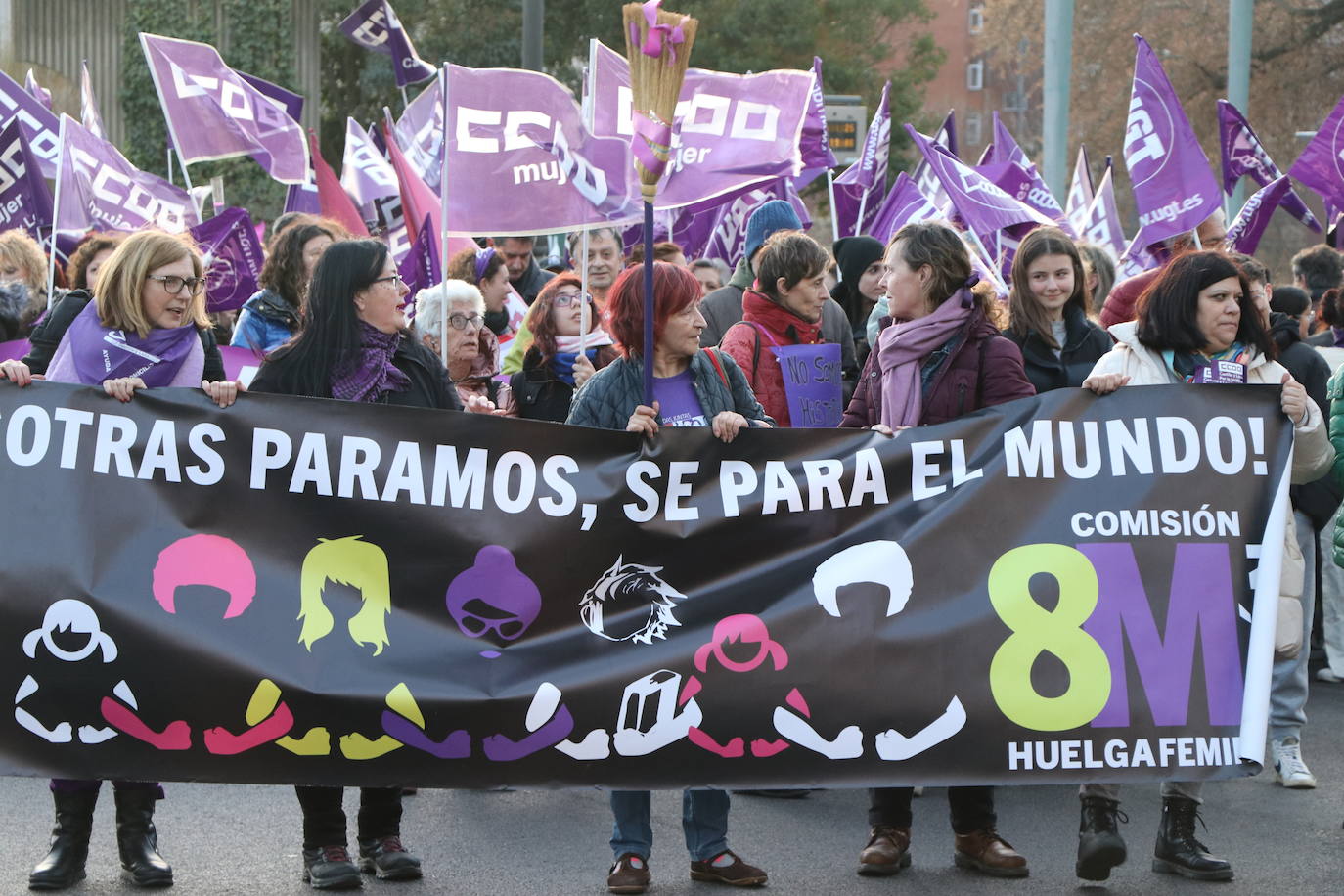 Una nutrida manifestación recorre las calles de León con diferentes plataformas, partidos políticos y sindicatos..