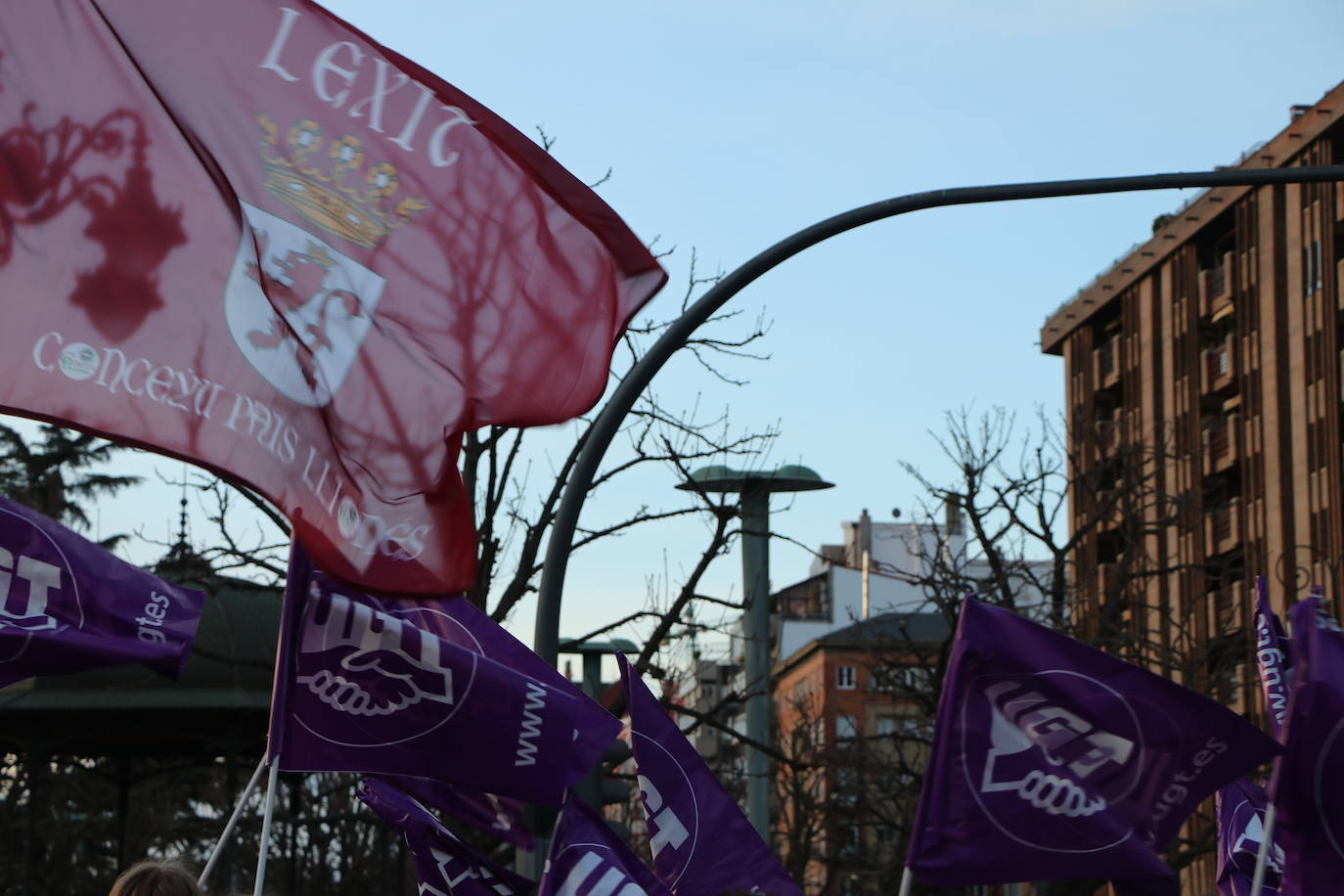 Una nutrida manifestación recorre las calles de León con diferentes plataformas, partidos políticos y sindicatos..