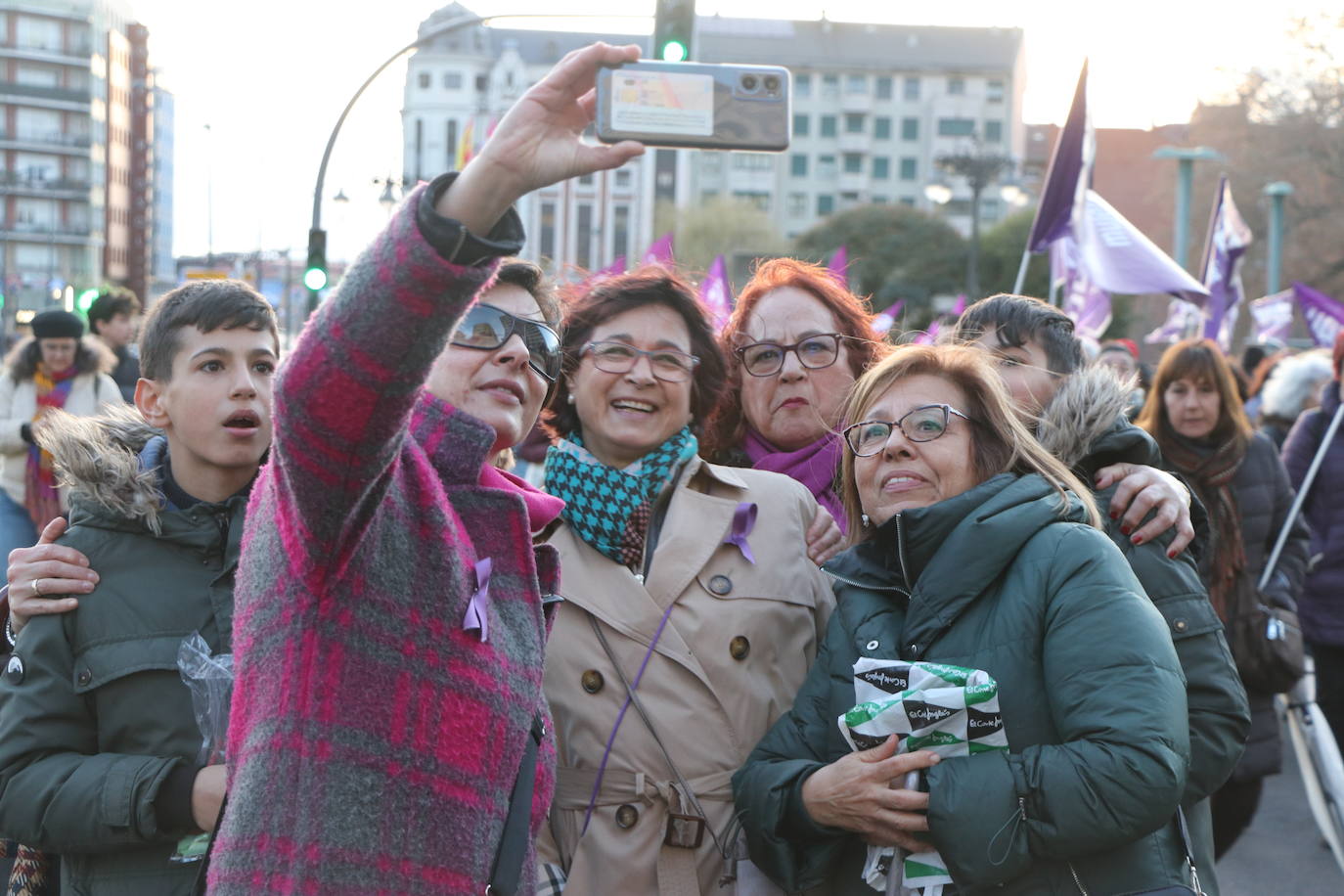 Una nutrida manifestación recorre las calles de León con diferentes plataformas, partidos políticos y sindicatos..