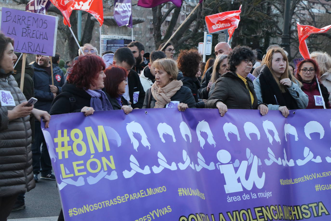 Una nutrida manifestación recorre las calles de León con diferentes plataformas, partidos políticos y sindicatos..