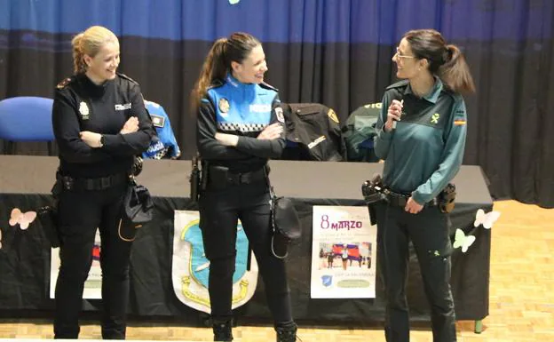 Una policía local, una nacional y una guardia civil comparten sus experiencias en el Colegio La Palomera por el Día Internacional de la Mujer.