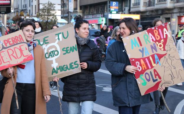 Galería. Un grupo de jóvenes portando pancartas en la manifestación.