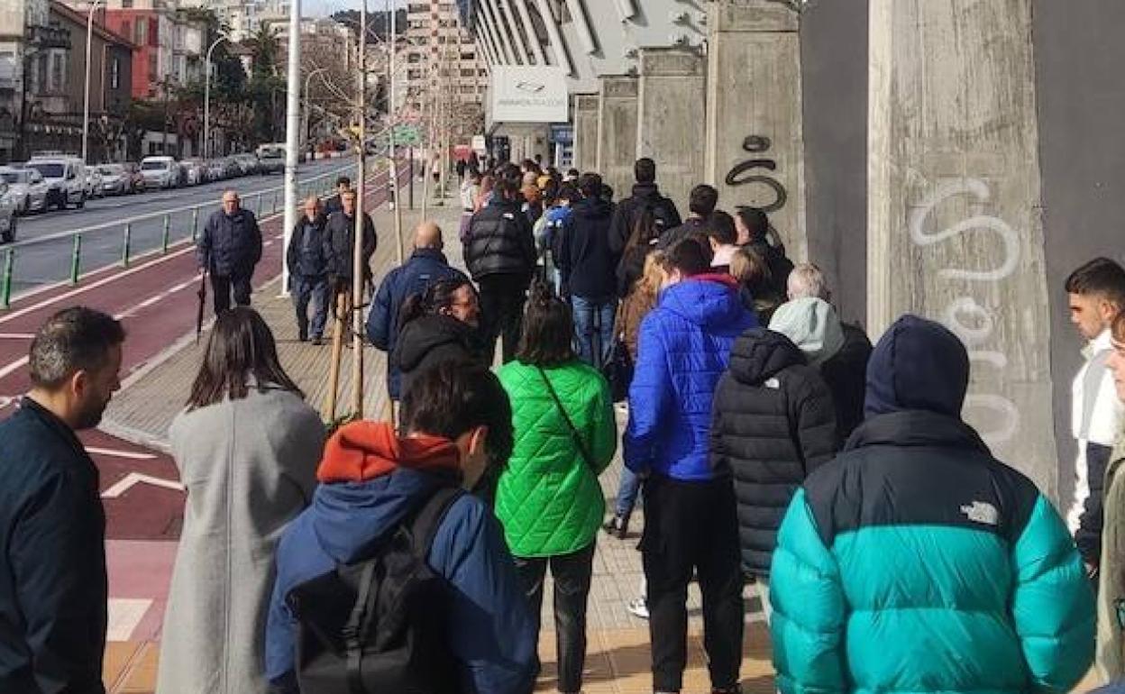 Colas en el Estadio de Riazor para conseguir una entrada para el Cultural-Deportivo. 