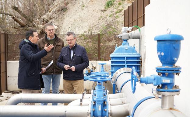 El consejero de Agricultura, Ganadería y Desarrollo Rural, Gerardo Dueñas, durante su visita a las obras de Valoria la Buena. ICAL