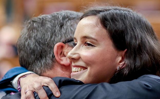 La diputada socialista en el Congreso y secretaria de Igualdad del PSOE, Andrea Fernández, se abraza a Patxi López tras la reforma de la Ley del 'solo sí es sí'. 