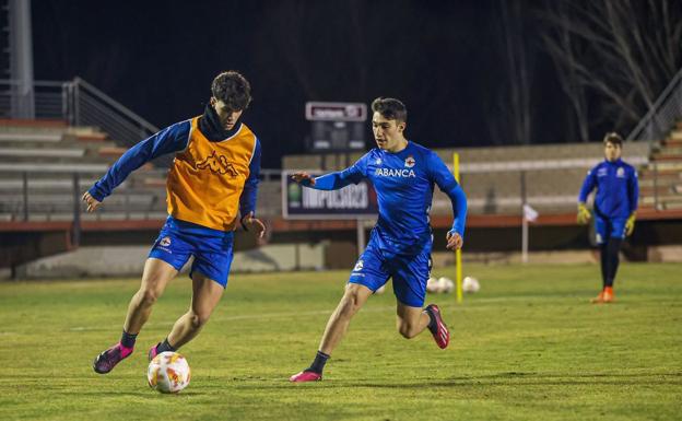 Los jugadores del Deportivo, durante su entrenamiento este martes en León. 