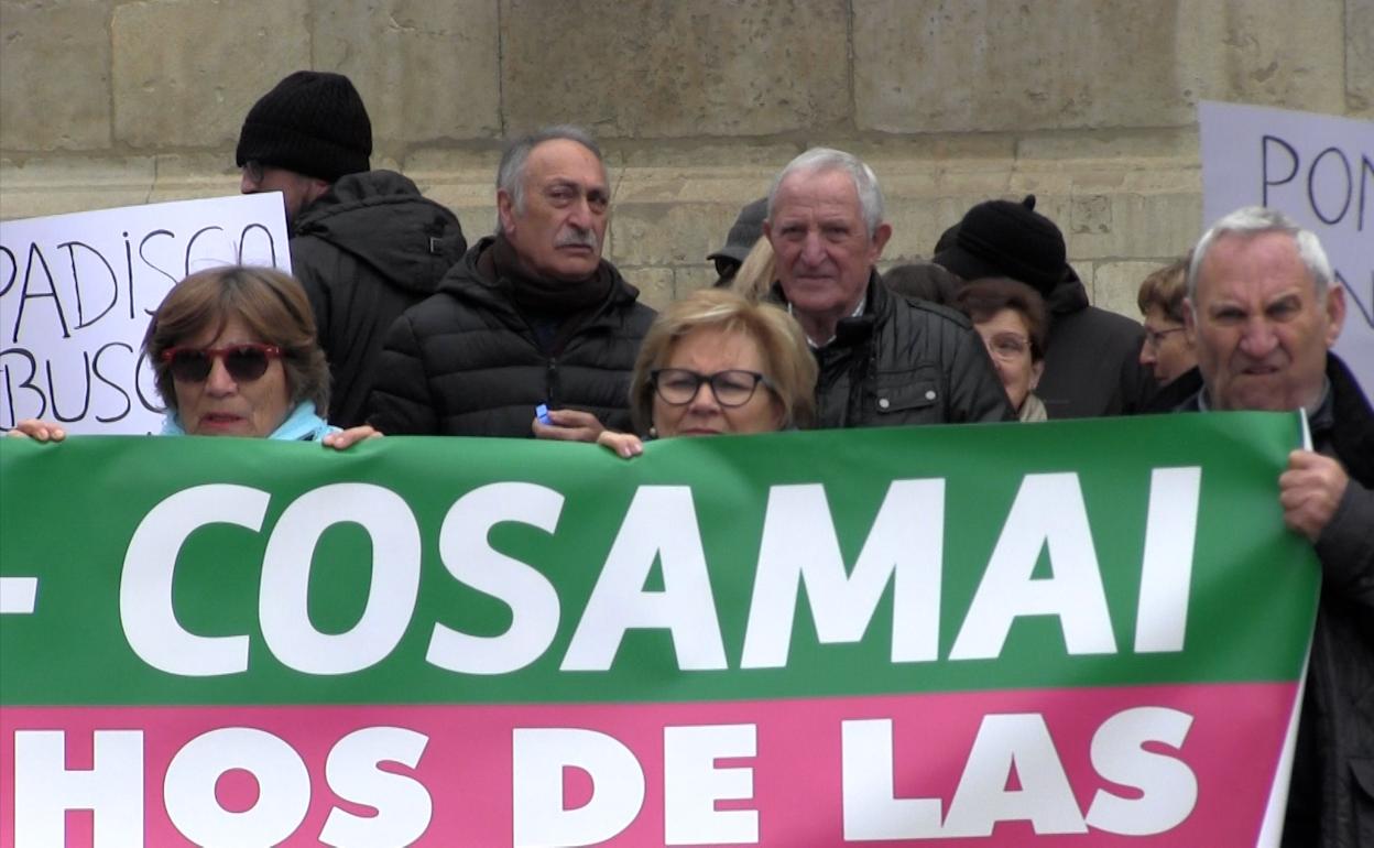 Familiares de usuarios de Cosamai frente a la Diputación de León.