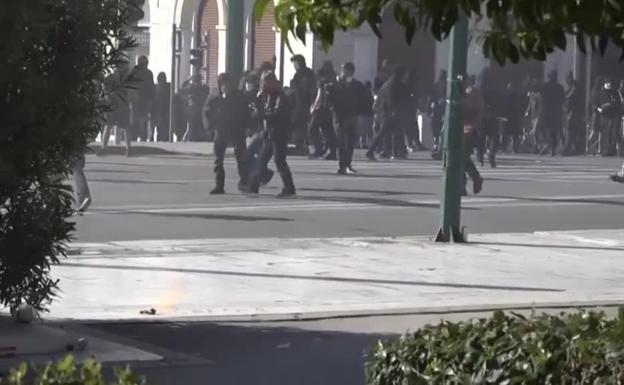 Manifestantes se enfrentan violentamente a la policía en Grecia por la tragedia ferroviaria. 