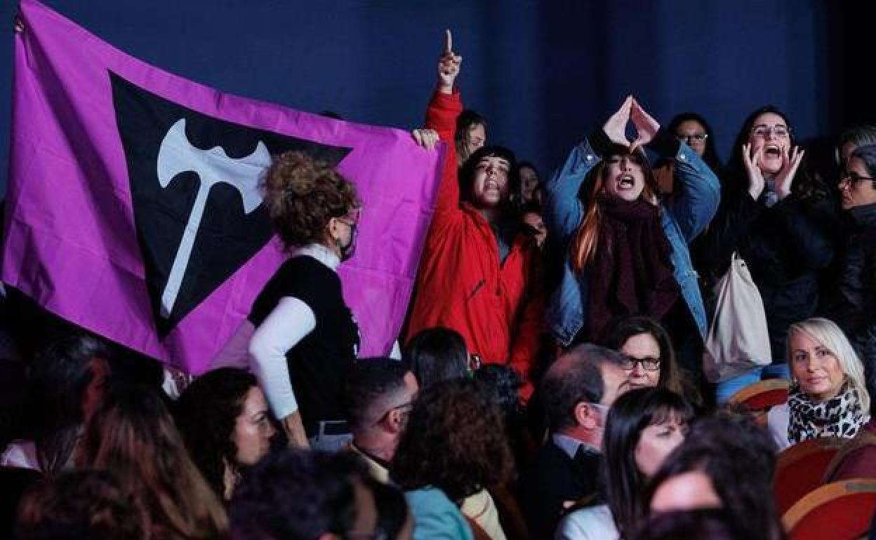 El grupo de mujeres que ha irrumpido este miércoles en el acto oficial de Igualdad.