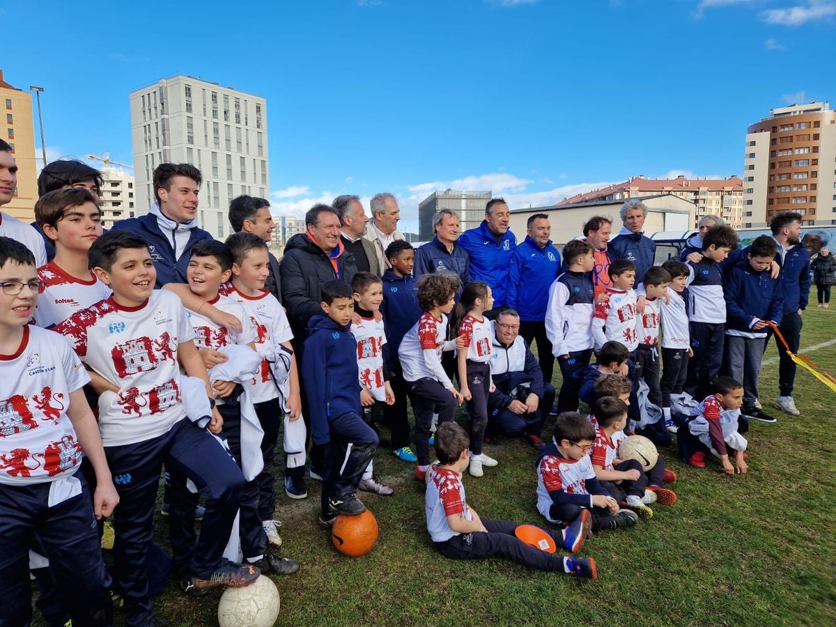 El exfutbolista, Eusebio Sacristán, ha visitado junto a Carlos Pollán, presidente de las Cortes de Castilla y León, la fundación que lleva su nombre en León.