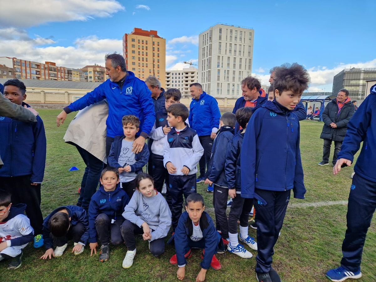 El exfutbolista, Eusebio Sacristán, ha visitado junto a Carlos Pollán, presidente de las Cortes de Castilla y León, la fundación que lleva su nombre en León.