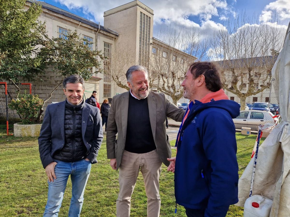 El exfutbolista, Eusebio Sacristán, ha visitado junto a Carlos Pollán, presidente de las Cortes de Castilla y León, la fundación que lleva su nombre en León.