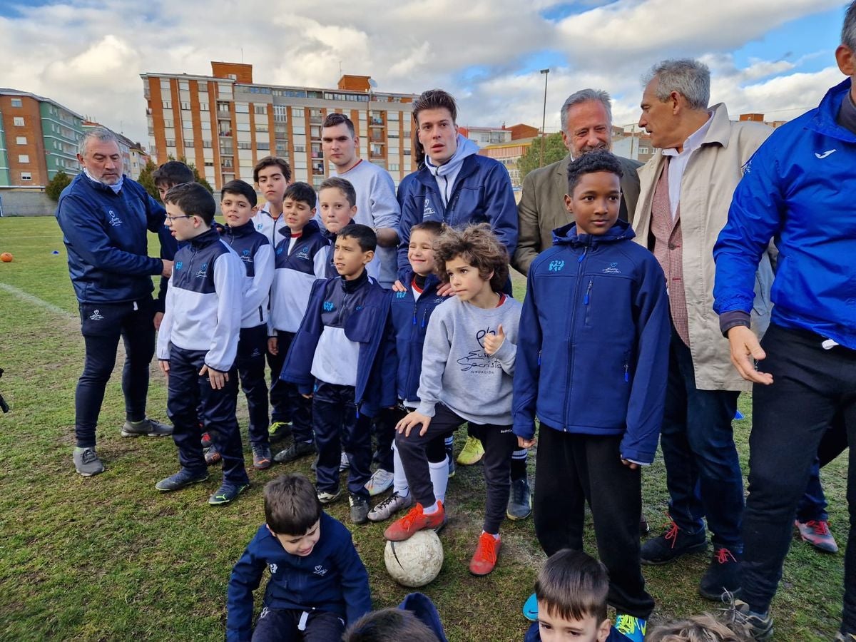 El exfutbolista, Eusebio Sacristán, ha visitado junto a Carlos Pollán, presidente de las Cortes de Castilla y León, la fundación que lleva su nombre en León.